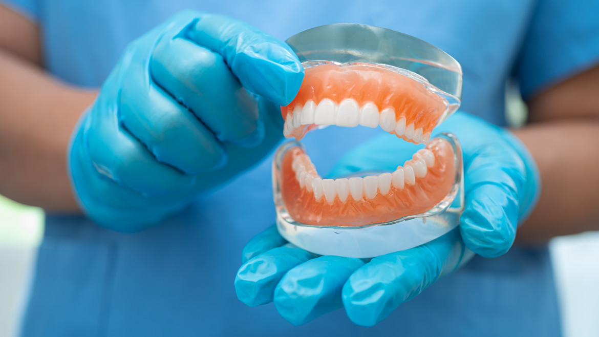 Auf der Suche nach Zahnersatz gibt es verschiedene Optionen