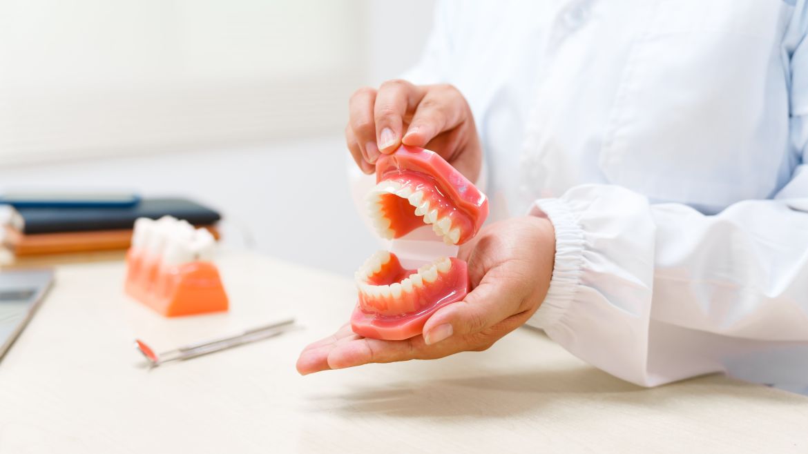 Eine Zahnvollprothese ermöglicht ein strahlendes Lächeln trotz zahnloser Kiefer