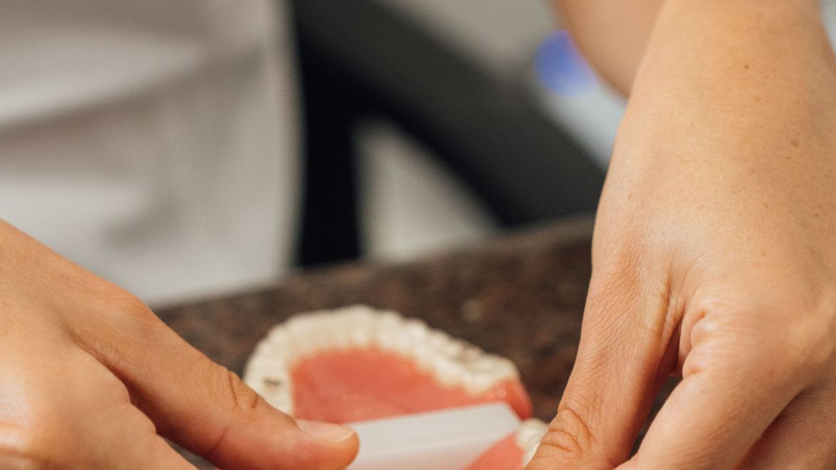 Die Interimsprothese ist meist der Zwischenschritt zum Zahnersatz.